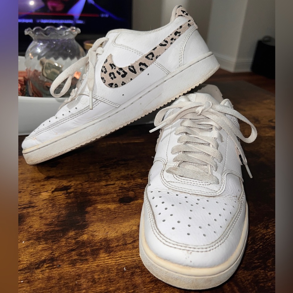 NIKE WOMENS COURT VISION LOW SNEAKER - WHITE WITH CHEETAH